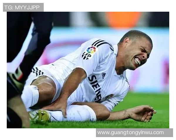 伤病困扰下的足球明星们如何重返赛场与辉煌的故事