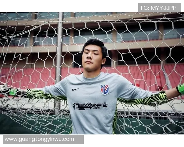 足球明星穿袜套高清图片展示展现运动魅力与时尚风采