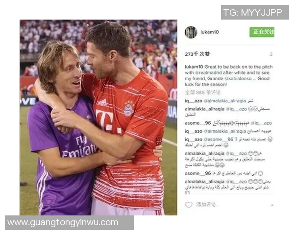 帅哥与足球明星亲密合影展现青春活力与运动魅力的完美结合