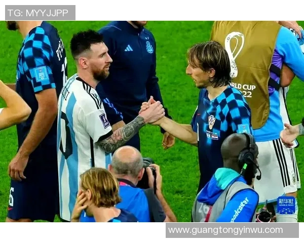 足球明星亲密互动瞬间揭秘友谊与竞争交织的场景 足球明星亲密互动瞬间揭秘友谊与竞争交织的场景