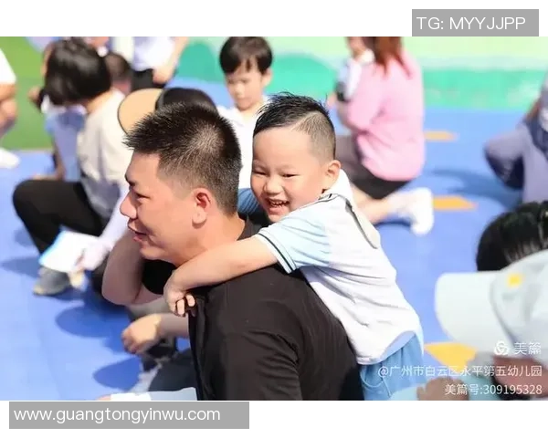 足球明星温馨瞬间抱宝宝的可爱照片分享，感受亲子时光的甜蜜与快乐