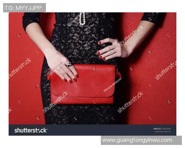 足球明星魅力四射黑色晚礼服展现优雅风范与时尚品味