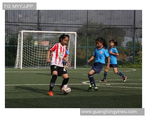 闪耀绿茵场的魅力之星戴项链的足球明星们的时尚风采